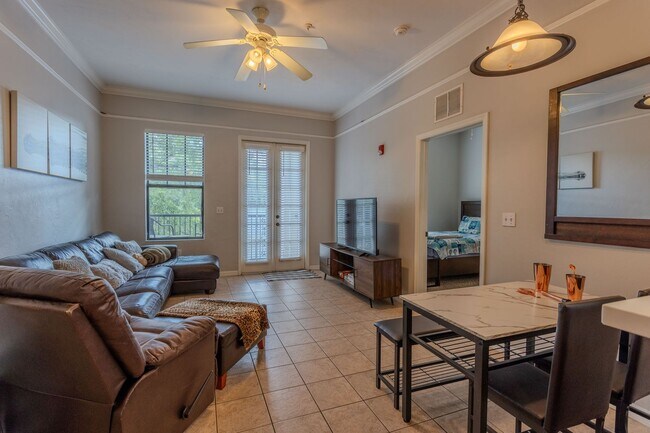Building Photo - LOCATION. LOCATION. LOCATION. 2BR/3BA Cond...