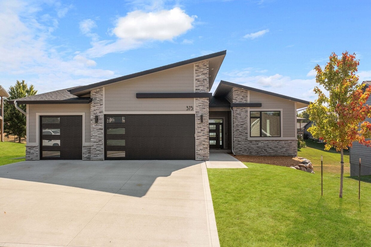 Primary Photo - Executive home for rent! Excellent locatio...
