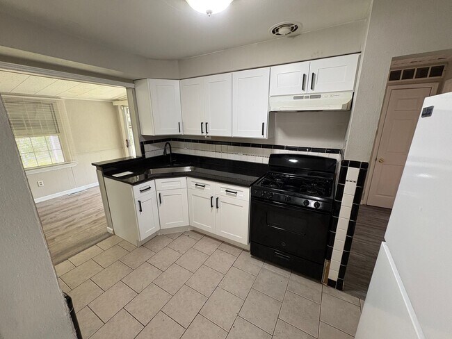 Foto del edificio - Fully Updated 2BR Ranch w/Finished Basement & Sunroom