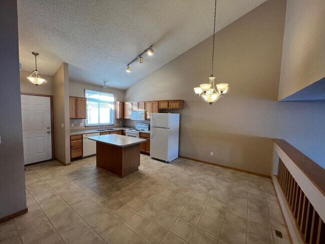 Building Photo - End Unit Townhouse available January 1, Va...