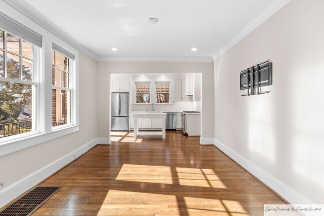 Foto del edificio - BEAUTIFUL ONE STORY BRICK HOME IN DOWNTOWN...