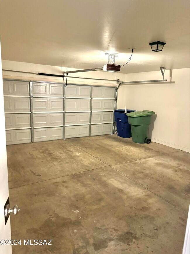 Building Photo - 1180 N Corinthian Pl