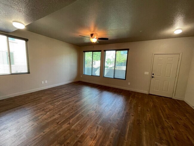 Foto del edificio - LUXURY EL DORADO END UNIT FOR RENT!