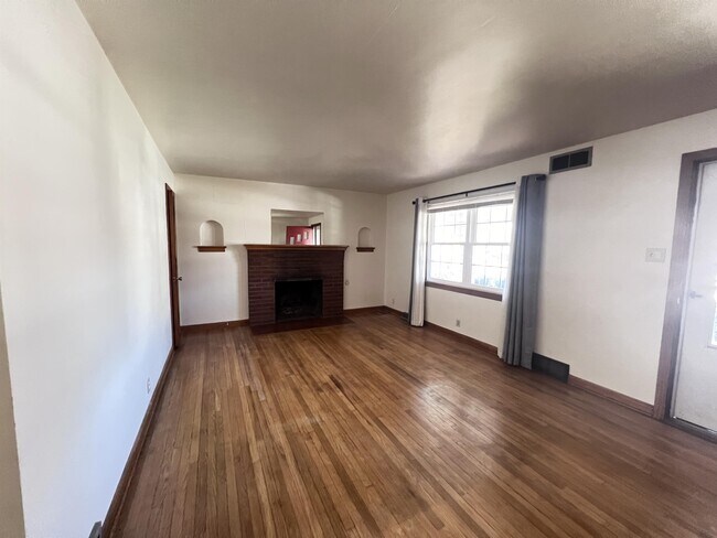 Building Photo - 827 5th St