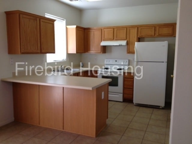 Building Photo - 2300 E Magma Rd