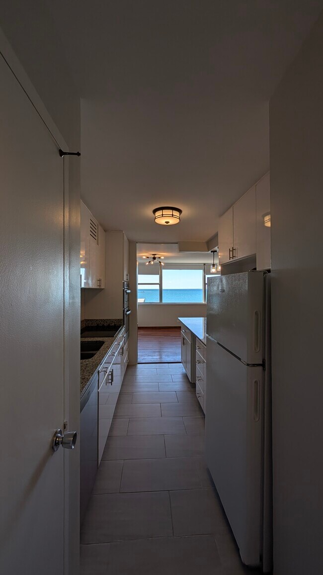 Cocina y sala de estar/comedor - 6301 N Sheridan Rd