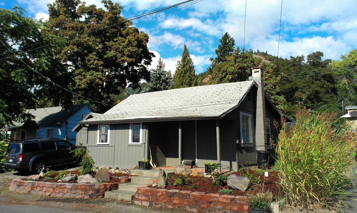 Primary Photo - 214 W Franklin St