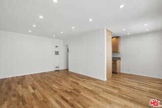 Building Photo - 923 N San Vicente Blvd