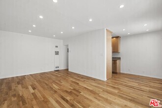 Building Photo - 923 N San Vicente Blvd