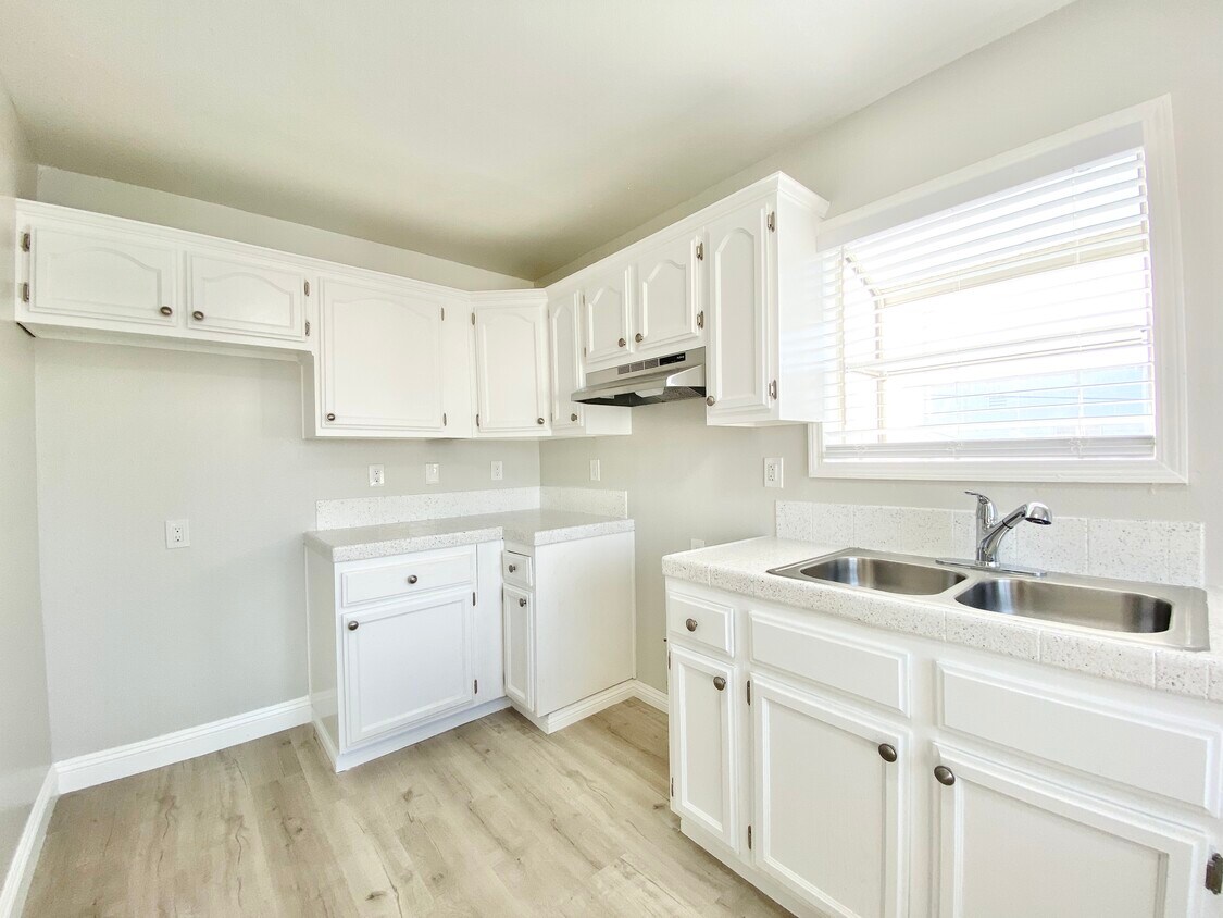 Foto principal - 716 E 81st St