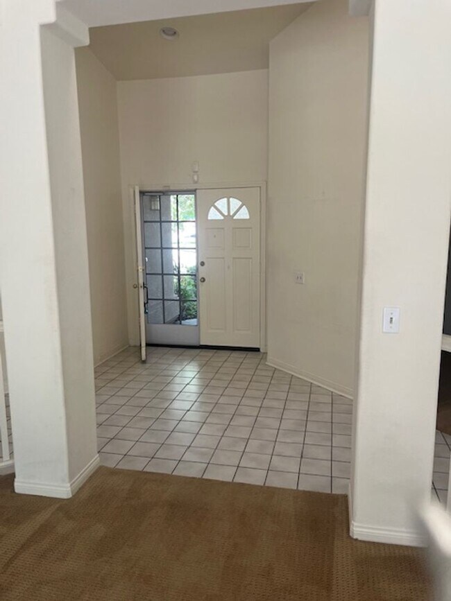 Foto del edificio - New Flooring and Paint on the way