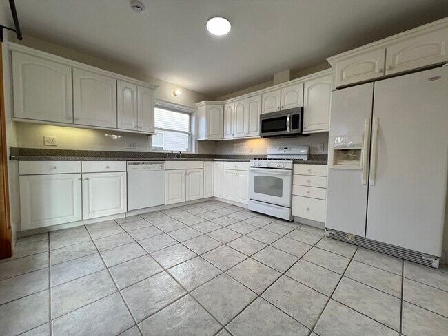 Building Photo - 128 Buttonwood St