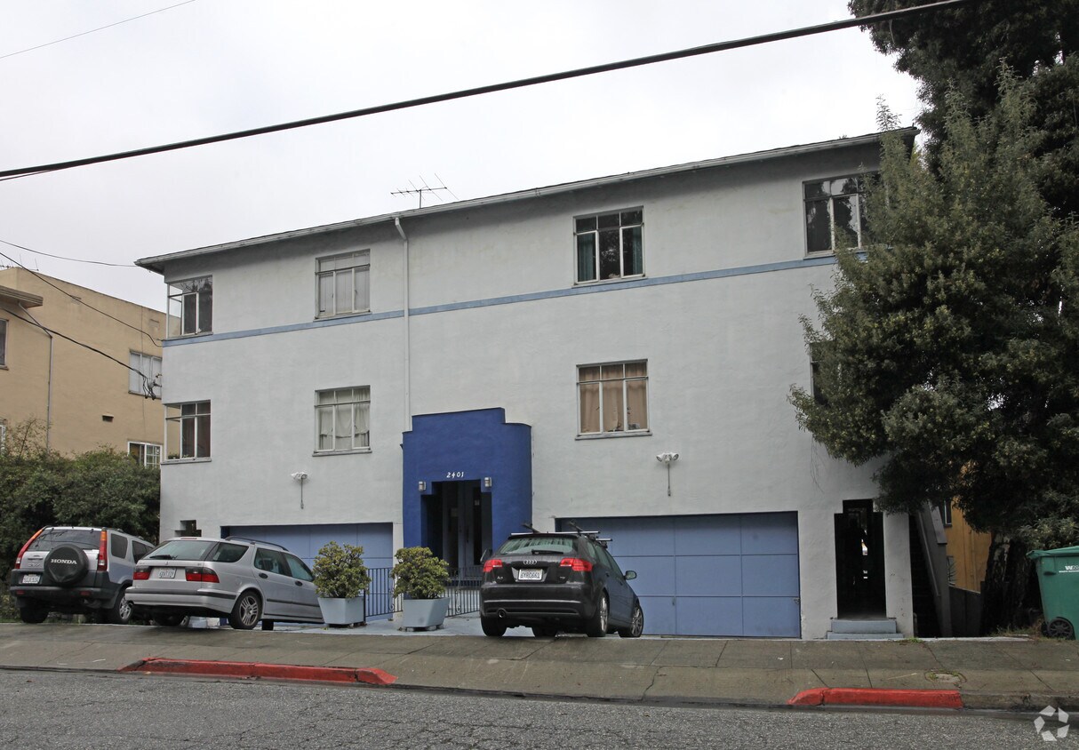Building Photo - 2401 Ivy Dr
