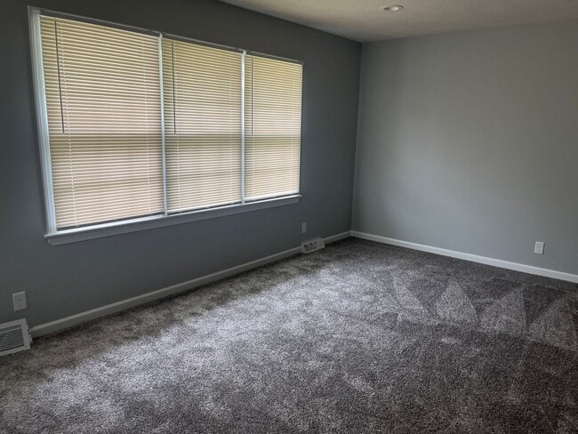 Building Photo - Four Bedroom For Rent!