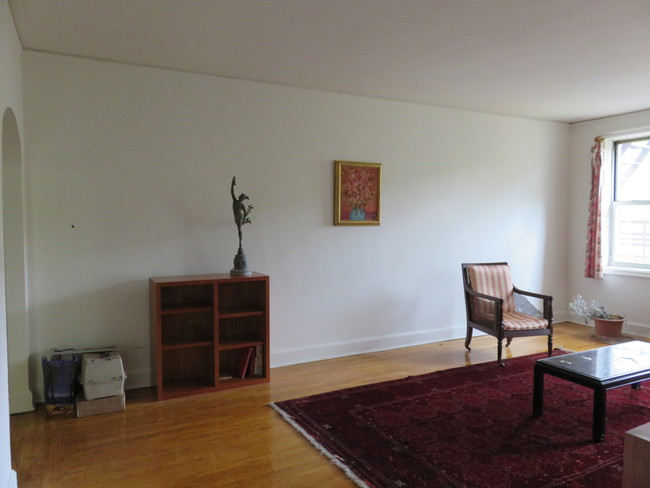 Building Photo - 5 Larchmont Acres