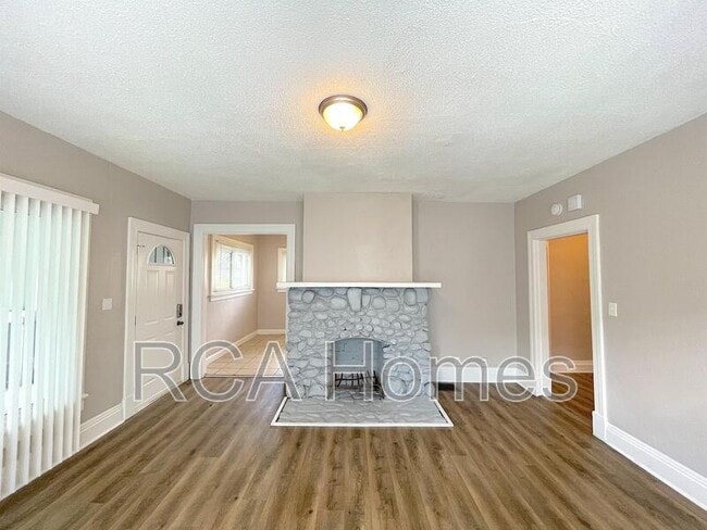Building Photo - 433 N Bradley Ave