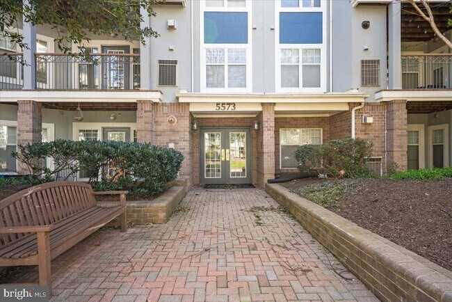 Foto del edificio - 5573 Seminary Rd
