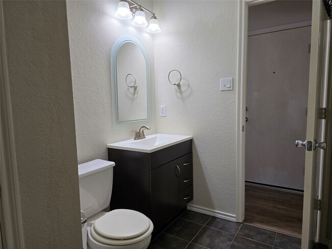 Building Photo - 6527 Fairbrook Park Ln