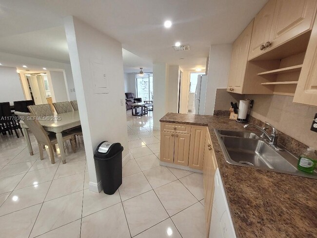 Building Photo - 18081 Biscayne Blvd