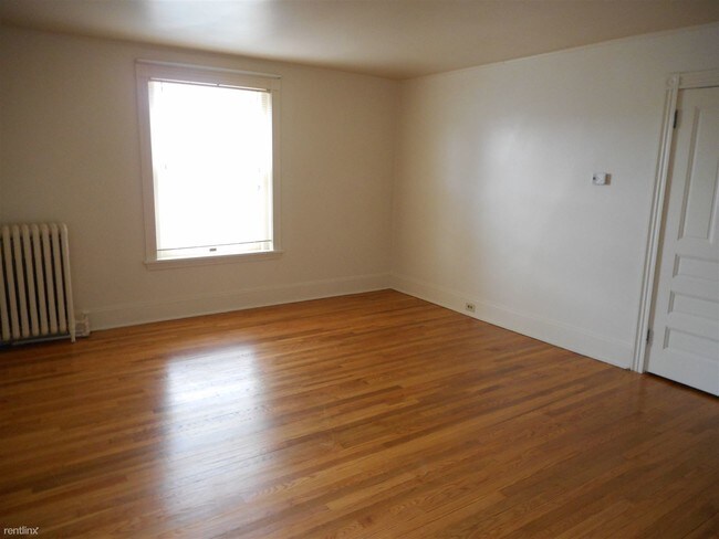 Building Photo - 3 br, 1 bath Duplex - 3 Bed ~ Hardwood floors