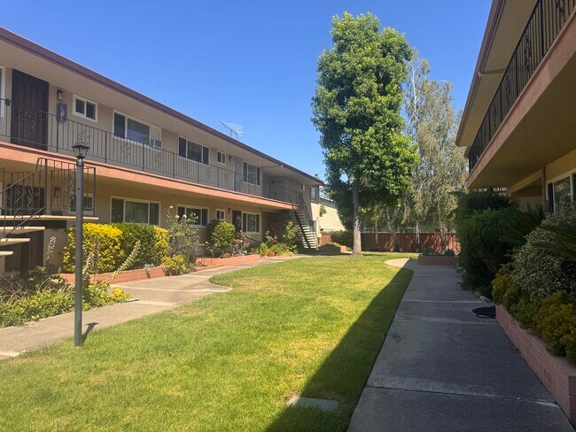 Foto del edificio - 1369 Phelps Ave