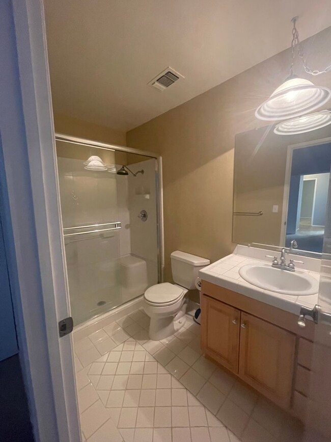 Building Photo - 2 Bedroom Upper Level Condo on Sonoma's Ea...