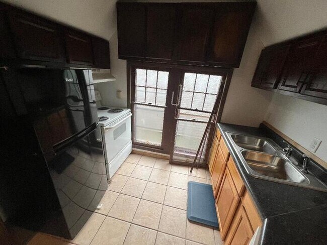 Foto del edificio - Upper 1 Bedroom Apartment