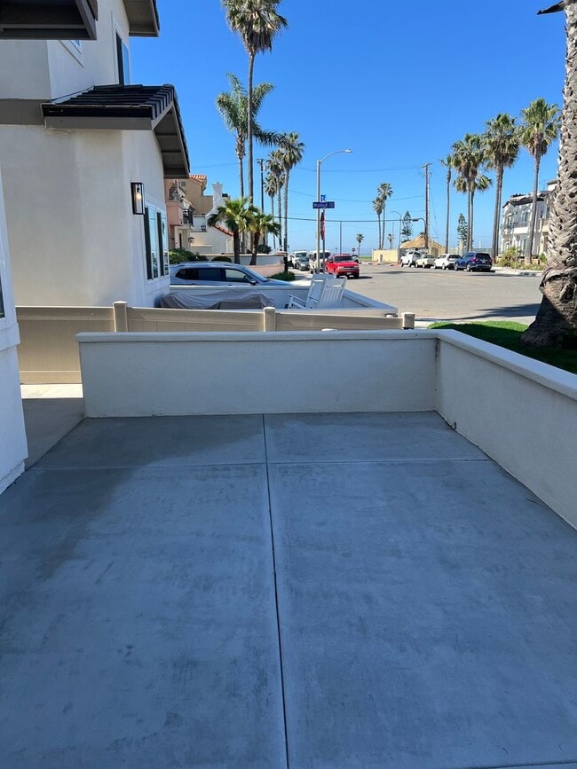 Building Photo - 204 18th St