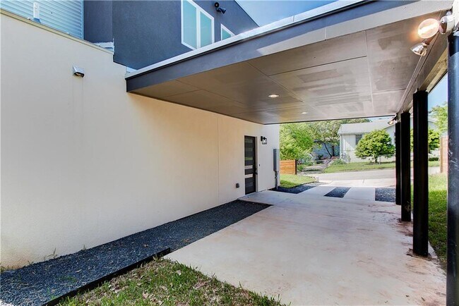 Building Photo - 1210 Singleton Ave