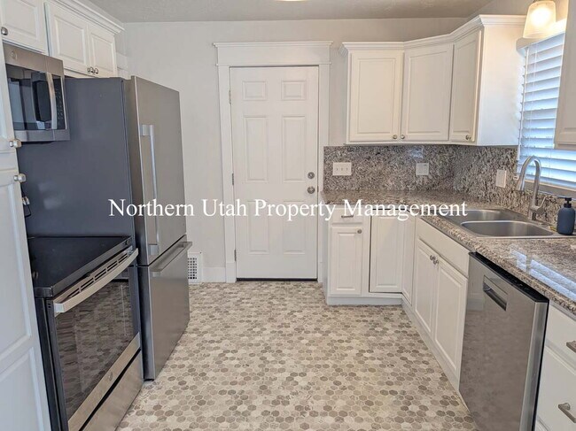 Foto del edificio - 3 Bed, 2 Bath, HVAC