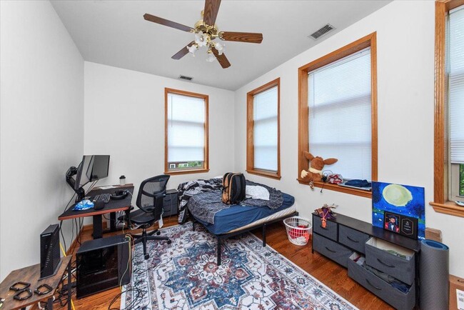 Foto del edificio - 3 bedroom in Chicago IL 60657