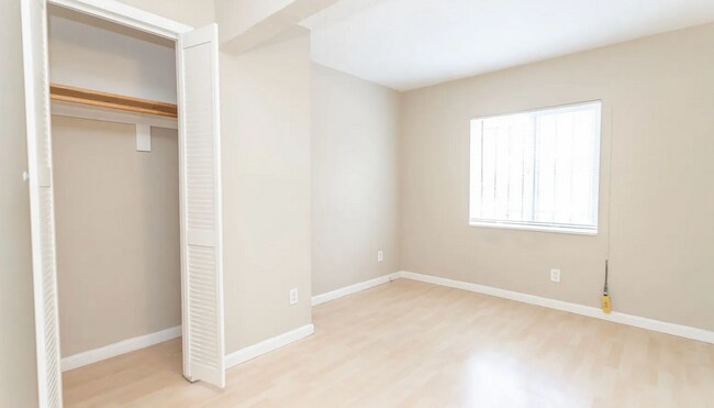 Foto del edificio - 3bed/2 bath just minutes walk to MacArthur...