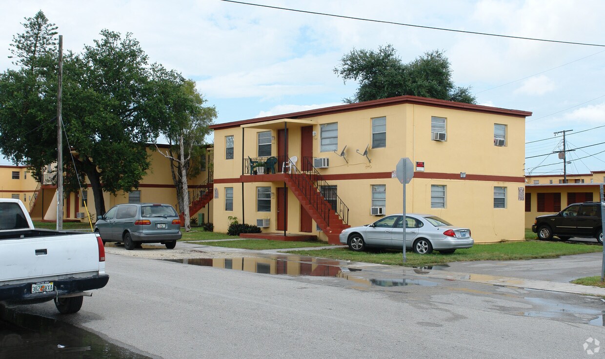 Primary Photo - 725-745 NW 100th St