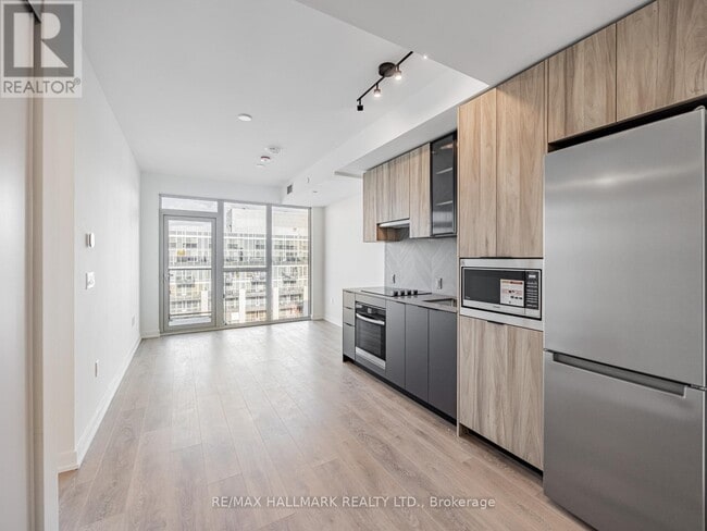 Building Photo - 1037 The Queensway