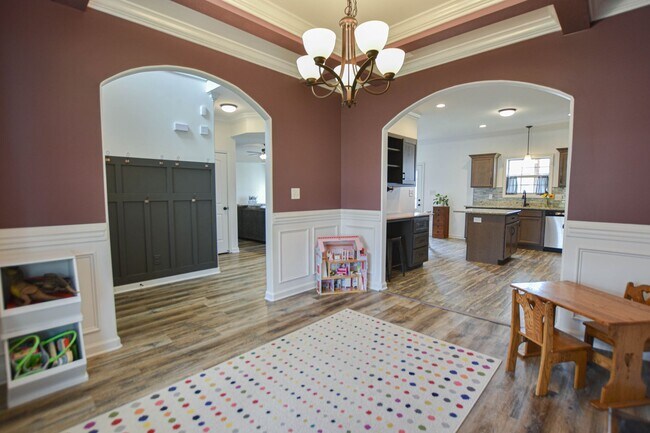 Building Photo - Pet Friendly Four Bedroom!