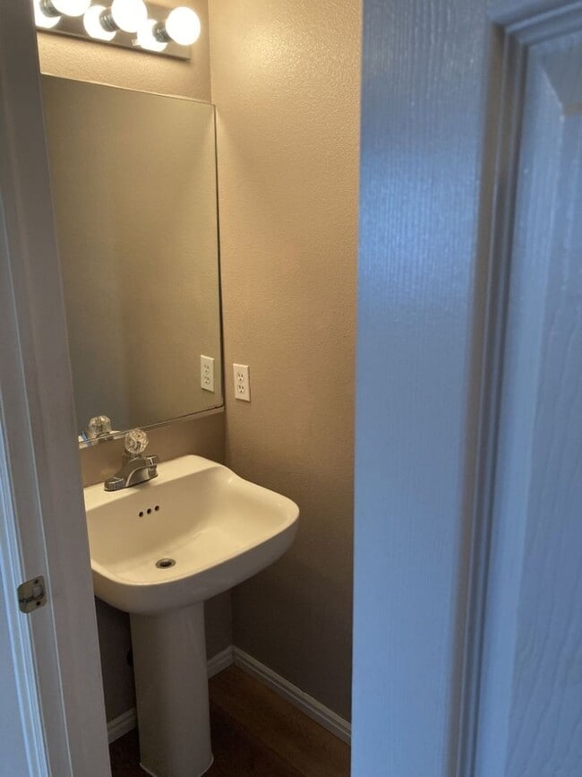 Building Photo - 3 bed, 1.5 bathroom - Two Story Twin Home