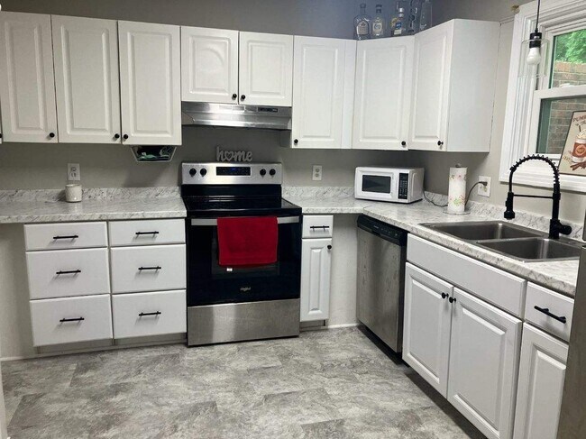 Building Photo - Adorable Carolina Trace 2 Bedroom Home Ava...