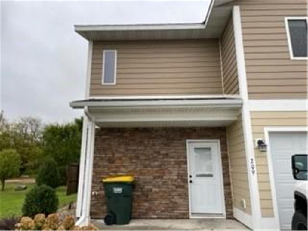 Primary Photo - 209-229 Cardinal Way