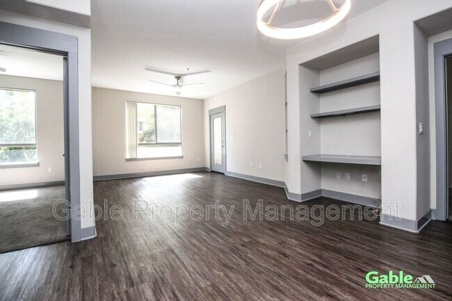 Foto del edificio - 24505 Town Center Dr