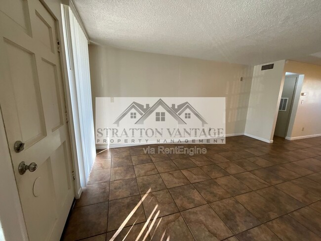 Foto del edificio - 6936 E 4th St