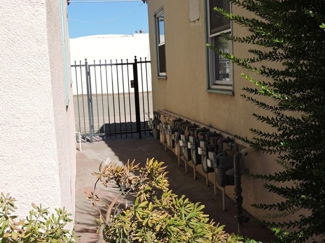 Building Photo - 931 E Divisadero St