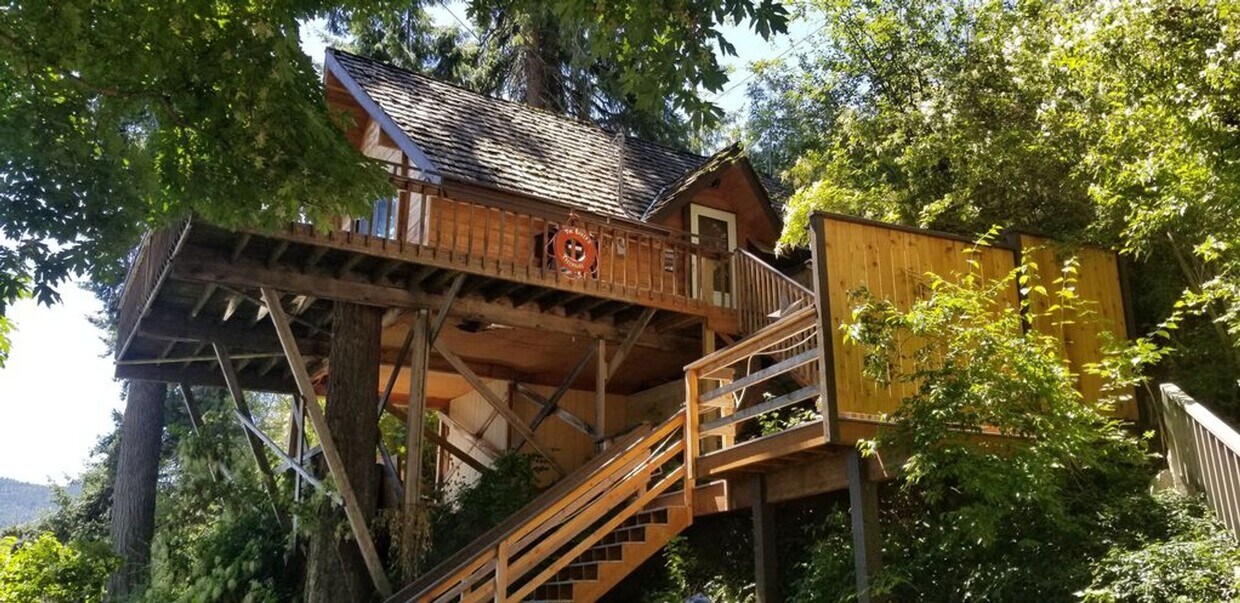 Primary Photo - Furnished 2 bedroom with lake access-Avail...