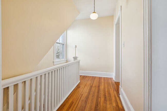 Foto del edificio - BEAUTIFUL Second Floor Unit in Olde Towne!