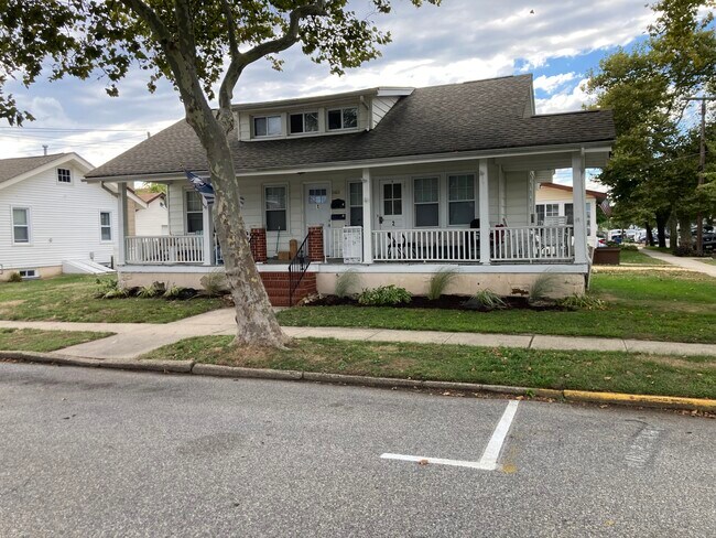 2 BLOCKS TO BEACH - 1401 B St