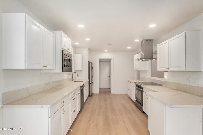 Building Photo - 443 E Meadows Ln