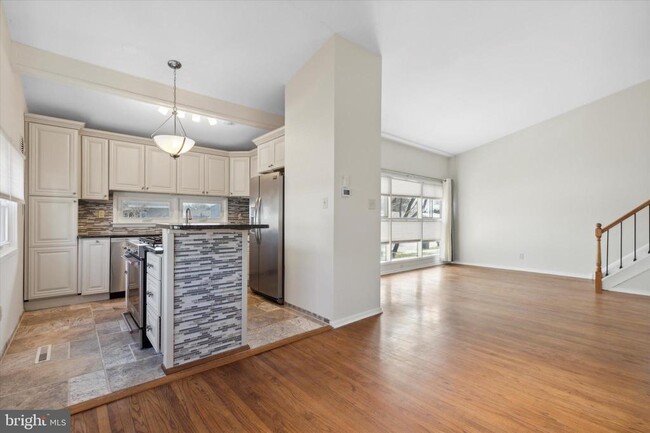 Building Photo - 437 Haywood Rd