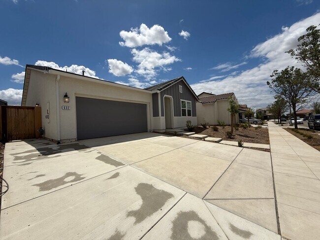 Foto del edificio - 3 bedroom, 2 bathroom home located in the vibrant community of Madera, CA