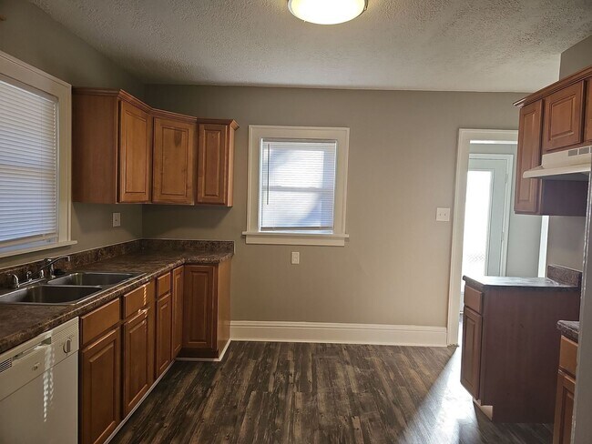 Foto del edificio - **$1000 Deposit Special** 4539 Mayhew Ave ...