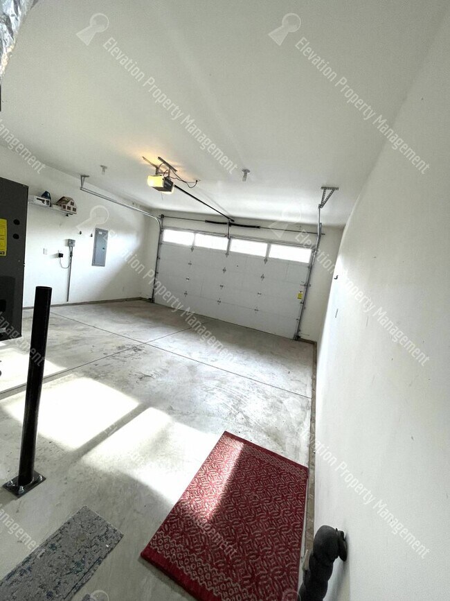 Foto del edificio - Modern home with fenced private yard in a great neighborhood!