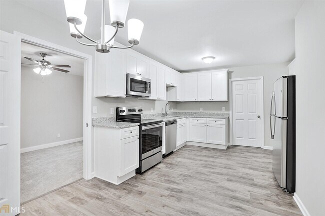 Building Photo - 2303 Pinewood Dr